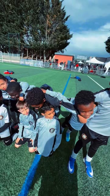 Les jeunes joueurs de Foot Élite 78 réunis sur le terrain